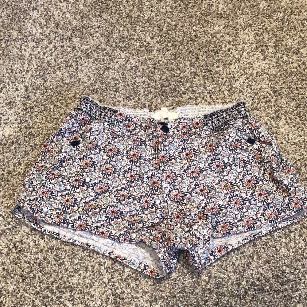 Elastic waist medallion detail shorts